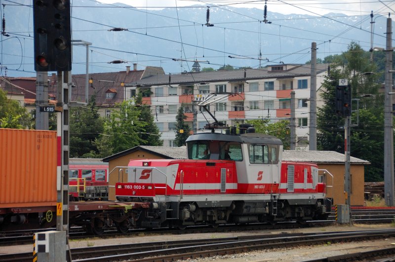 Die deutlich modernisierte Form des ehemaligen  Bgeleisens  (BR 1063). Hier 1163 003-5 in  Schachbrett -Lackierung. Salzburg Ausfahrt Richtung Deutschland am 21.06.2008 .