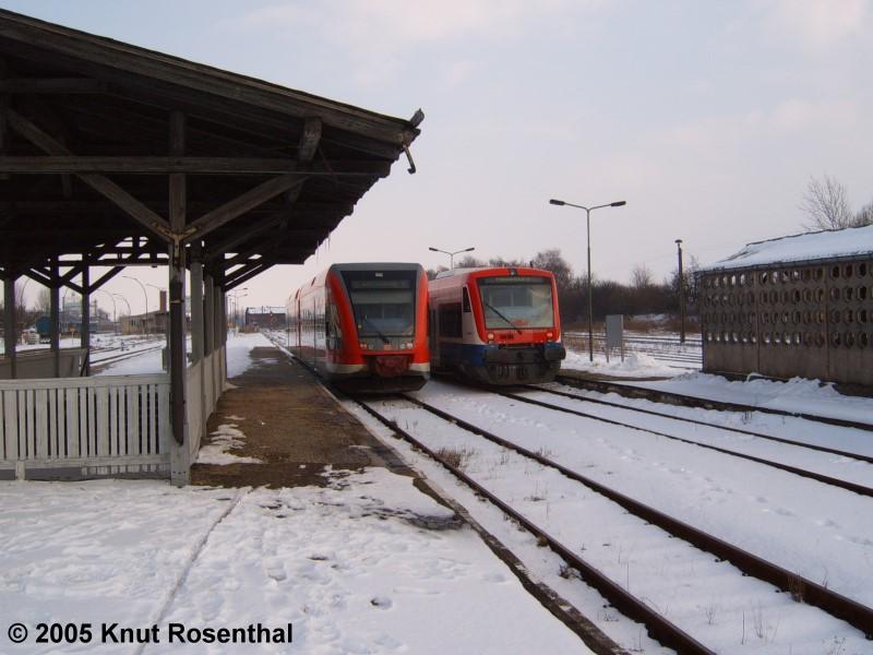 Die Deutsche Bahn AG und die Prignitzer Eisenbahn GmbH warten am Bahnsteig des Bahnhofes auf die Ausfahrtgenehmigung. Die Prignitzer Eisenbahn fhrt nach Meyenburg, die Deutsche Bahn nach Wittstock (Dosse).