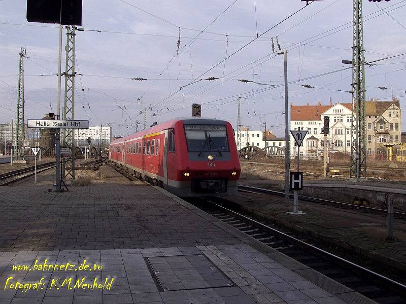 Die Deutsche Bahn fhrte am 22.Januar 2002 wieder einmal versuchsweise Schnellfahrten mit Neigtetechnik auf dem Streckenabschnitt Halle (Saale) - Sandersleben (Anh.) durch. Zum Einsatz kam der mit unterschiedlichster Metechnik vollgestopfte 611 513. 
Fahrplanmig verkehren auf dieser Strecke Neigetechnik-Triebwagen der BR 612 im IRE-Verkehr Halle <-> Hannover.