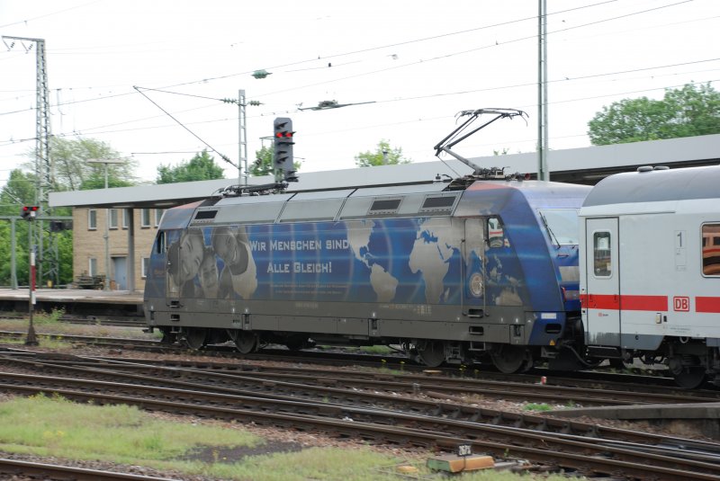 Die Deutsche Bahn sollte sich schmen! Im Gegensatz zu den Bahnen der Nachbarstaaten sehen unsere Loks immer schlimmer aus. Wie wre es mal mit waschen?????????? Arme BR 101 102