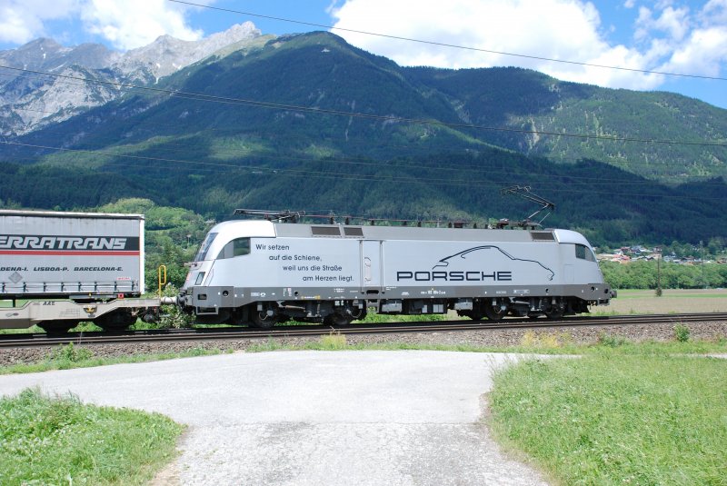 Die deutsche BR 182 004 in sterreich unterwegs. Hier schiebt Sie einen Gterzug in Richtung Innsbruck nach.