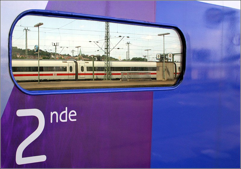 Die deutsche Konkurrenz gespiegelt im TGV POS. 

Stuttgart Hauptbahnhof, 26.5.2007 (M)