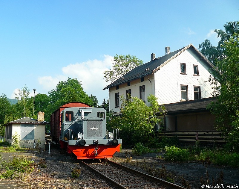 Die Deutz-Kleinlok A4M420 wurde am 22.05.2009 auch noch fotogerecht vor dem Bahnhof Grnstdtel platziert. 