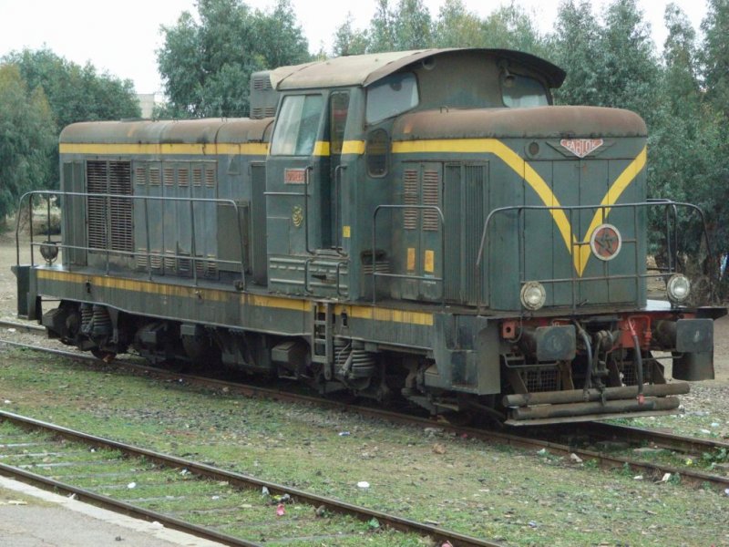 Die DG-232 trgt noch ihr traditionelles Farbkleid.
Eine ganze Anzahl der in den 1970er Jahren in Polen beschafften Loks der Reihe DG sind inzwischen schon auer Dienst gestellt worden.
Mechraa Bel-Ksiri  (Bahnhof an der Strecke Sidi Kacem - Tanger)  24.01.2007
