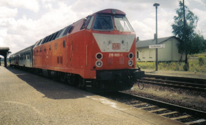 Die Dienstlteste 219 im Bahnhof Grobothen. 219 003-1 war im August '98 mit Ihrer RB auf dem Weg von Meien nach Leipzig Hbf.