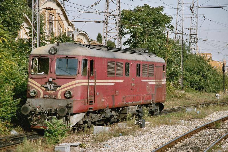 Die dieselelektrische Lokomotive 06.042 der Bulgarischen Staatsbahn rangiert am 24. August 2004 vom Bahnhof Sofia ins Lokdepot. Diese Maschinen, gebaut nach SLM/Sulzer-Lizenz von Electroputere in Craiova (Rumnien), werden hauptschlich zur Fhrung von Gterzgen eingesetzt. 