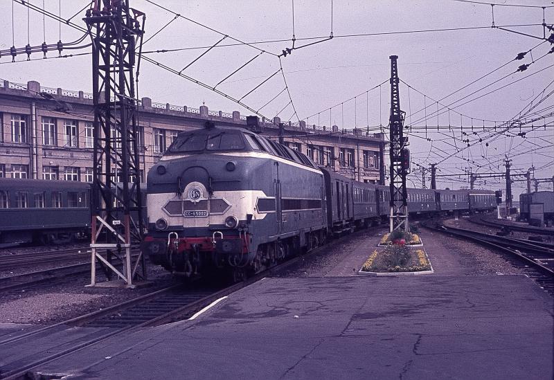 Die Diesellok 060DB luft im Hauptbahnhof von Bordeaux ein.