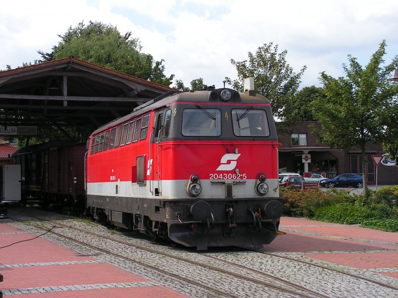 Die Diesellok 2043 062-5 der BB steht am 6.8.06 in Bruchhausen Vilsen am Bahnhof des Niederschsischen Kleinbahn-Museums.