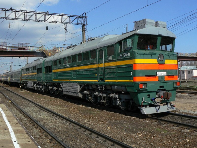 Die diesellok 2TE116-1601 mit dem Personenzug an der Station Saratow-II,15.04.2007.
