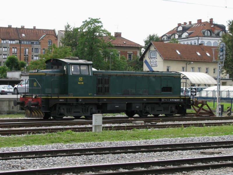 Die Diesellok 642 011 ist am 17.8.2008 in Ljubljana abgestellt.