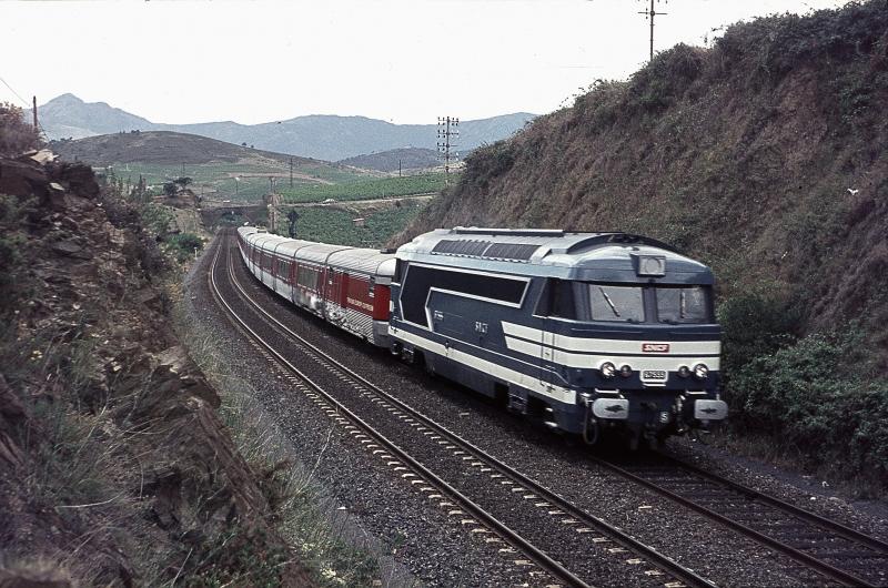 Die Diesellok 6700 war die Regelbespannung des Talgo Catalan ( Genf - Madrid )hier kurz vor Cerbere