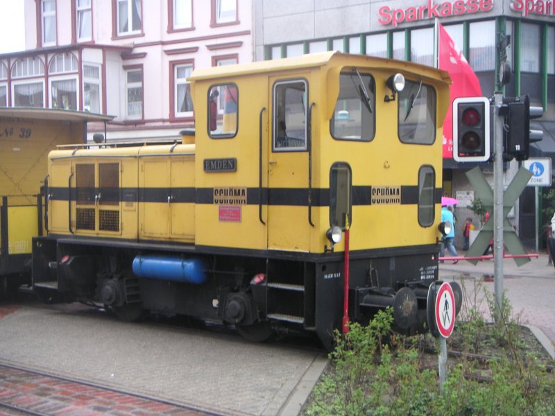 Die Diesellok Emden am 28.5.2007 im Borkumer Ortsbahnhof.