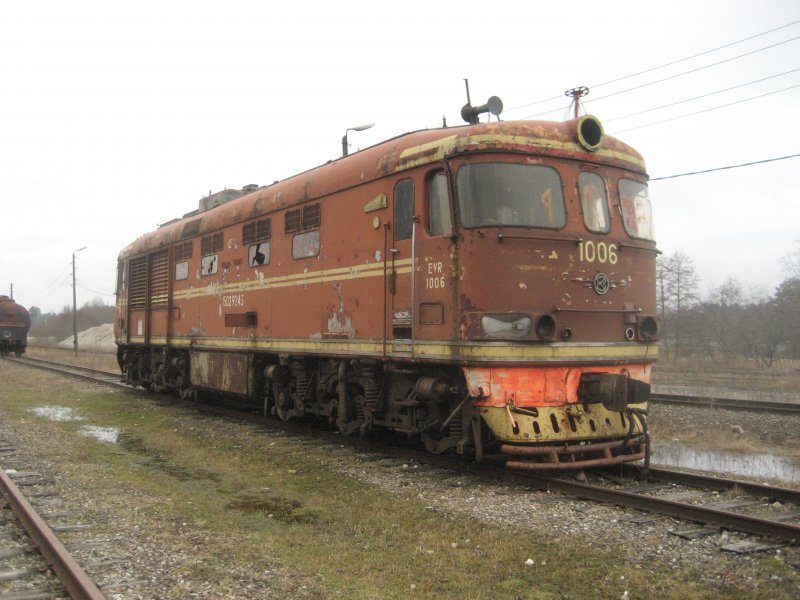 Die Diesellok TEP 60-0924 der Nummer 1009 stammt aus dem Jahr 1980 und wurde vor Personenzgen Riga - Tallinn und anderen Strecken von Riga aus eingesetzt. 1992 wurde sie Estland zugeordnet und tat bis 1997 ihren Dienst. Dann wurde sie ausgemustert. Jetzt im Eisenbahnmuseum Haapsalu, Aufnahme vom 14.3.2008.
