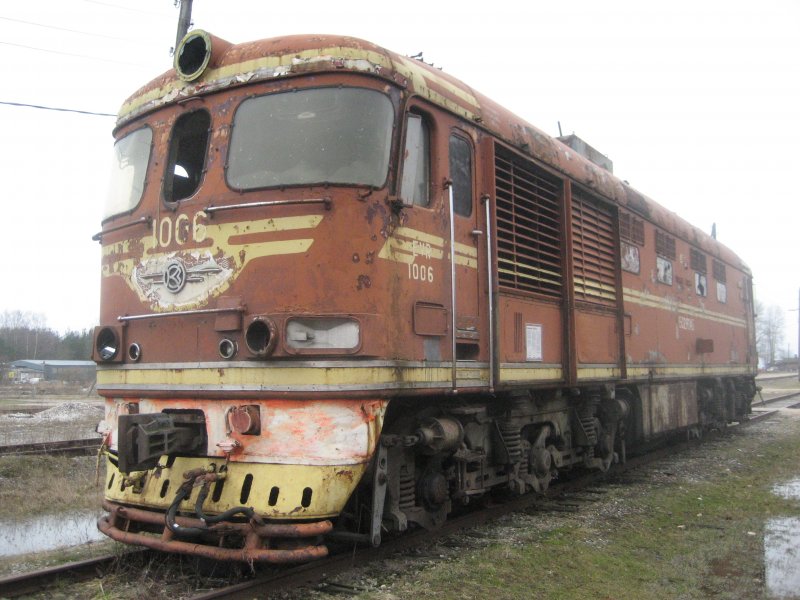 Die Diesellok TEP 60-0924 der Nummer 1009 stammt aus dem Jahr 1980 und wurde vor Personenzgen Riga - Tallinn und anderen baltischen Strecken von Riga aus eingesetzt. 1992 wurde sie Estland zugeordnet und tat bis 1997 ihren Dienst. Dann wurde sie ausgemustert. Jetzt steht sie im Eisenbahnmuseum Haapsalu, Aufnahme vom 14.3.2008.