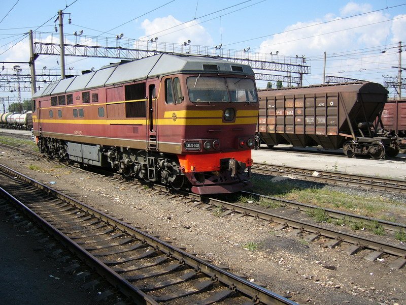 Die Diesellok TEP70-413 in der ursprnglichen Frbung an der Station Anissowka, die Wolga-Eisenbahn, 02.08.2005