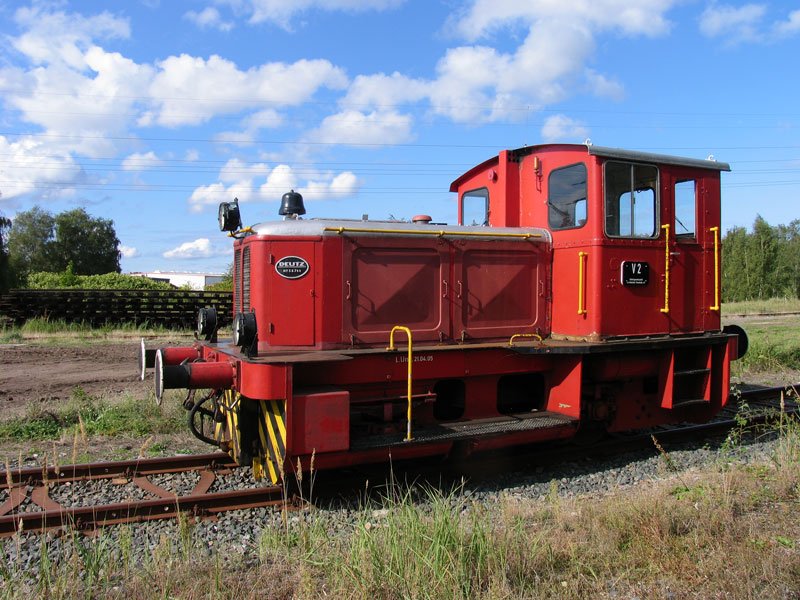 Die Diesellok V 2, gebaut 1957 von Klckner-Humboldt-Deutz, Fabriknummer 56744, der Arbeitsgemeinschaft Geesthachter Eisenbahn wartet auf den Museumszug aus Bergedorf Sd, um an diesem bis Krmmel mitzulaufen und dort die Rangierttigkeit zu verrichten. Geesthacht, 14.09.2008
