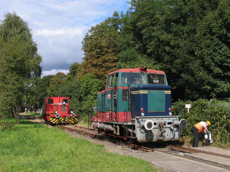 Die Diesellok V 2, gebaut 1957 von Kl�ckner-Humboldt-Deutz, Fabriknummer 56744, hat ihre Rangieraufgaben erledigt und nach Umstellen der Handweiche kann die ex Krefelder Mak Stangenlok den Museumszug der Arbeitsgemeinschaft Geesthachter Eisenbahn zur R�ckfahrt nach Bergedorf-S�d �bernehmen; Kr�mmel, 14.09.2008

