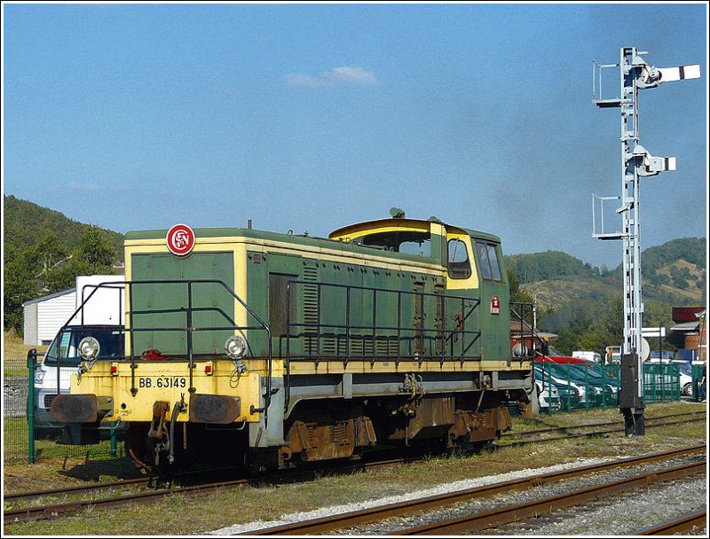Die Diesellokomotive BB 63149 (BJ 1956) war frher bei der SNCF im Einsatz und stammt von Brissoneau & Lotz. Sie war am 28.09.08 im Bahnhof von Treignes abgestellt. (Jeanny)