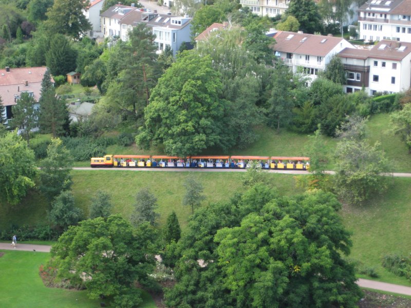 Die Diesellokomotive Blitzschwoab der Killesbergbahn unterwegs mit fnf Personenwagen auf ihrem Rundkurs durch den Park, fotografiert vom Aussichtsturm. (24.August 2008)