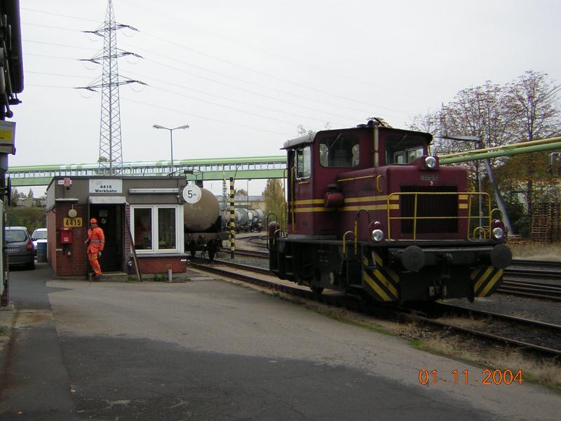 Die Diesellokomotive des Clariant-Werkes in Frankfurt am Main-Griesheim am 01.11.2004 am werkseigenen Betriebswerk.