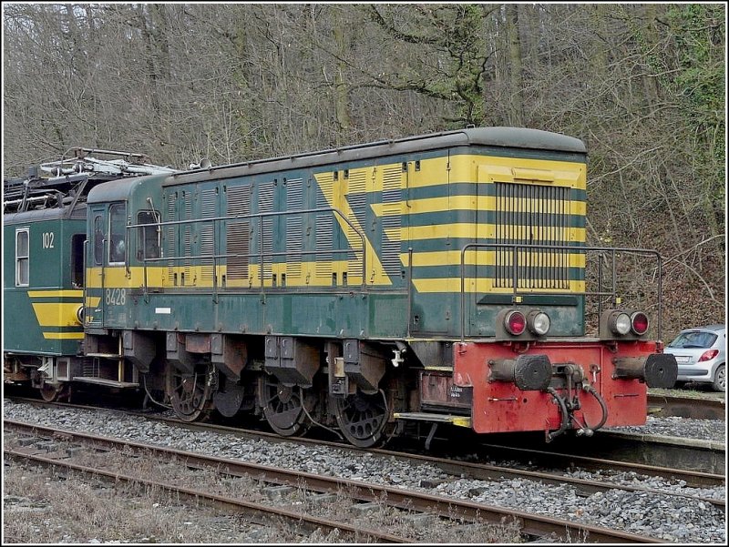 Die Dieselrangierlok 8428 war am 07.12.08 im Bahnhof von Spontin (Ligne du Bocq) abgestellt. (Jeanny)