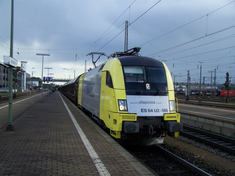Die Dispoloktaurus der Baureihe. ES 64 U2-066 mit einem Gterzug GZ bei der Durchfahrt des Bahnhofs Ingolstadt. Aufgenommen am 27.05.07