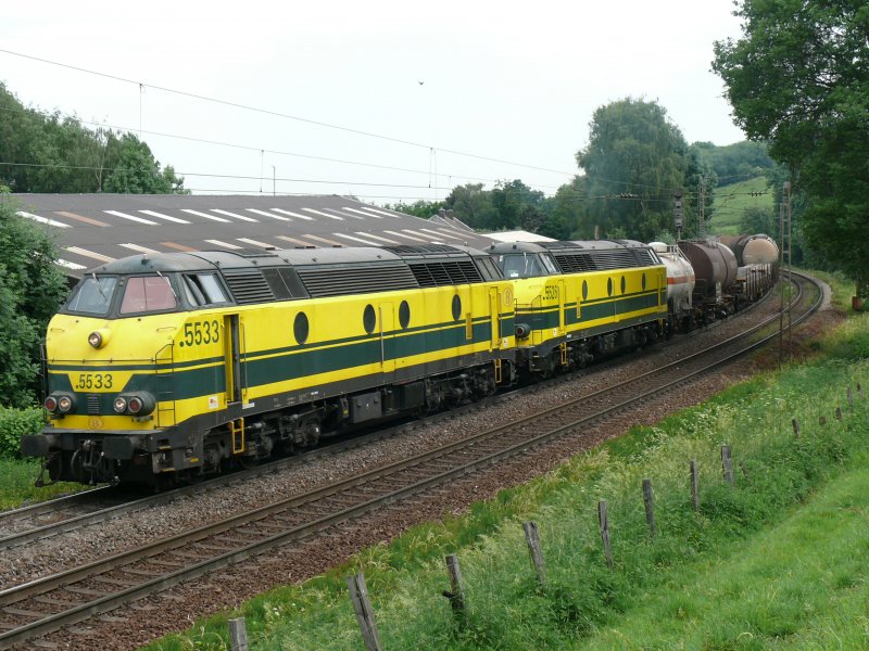 Die Doppelbespannung 5533 und 5526 zieht einen langen Gterzug von Aachen-West kommend in Richtung Montzen, hier in der letzten Kurve vor dem Gemmenicher Tunnel bei Reinartzkehl. Aufgenommen am 02/06/2008.