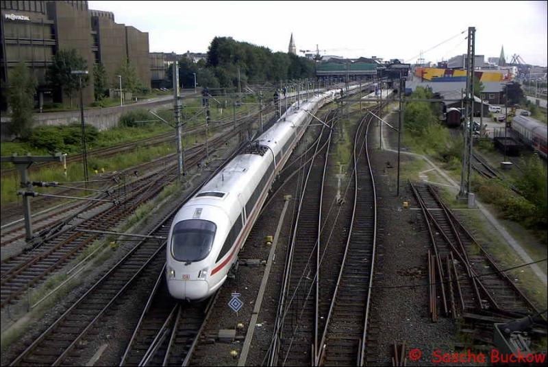 Die Doppeleinheit ICE T verl�sst als ICE 1519 Kiel-Leipzig-M�nchen in Sommer 2002 den Kieler Hbf.