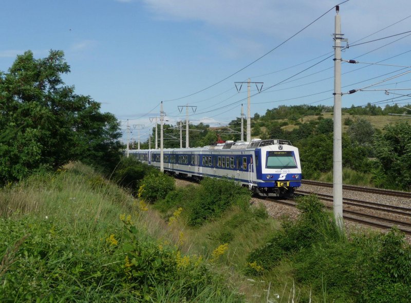 Die Doppelgarnitur 4020 241-8 und 4020 282-2 ist auf dem Weg nach G�nserndorf (S1). Fotografiert zwischen Wien Leopoldau und Wien S�ssenbrunn am 08.07.09.
