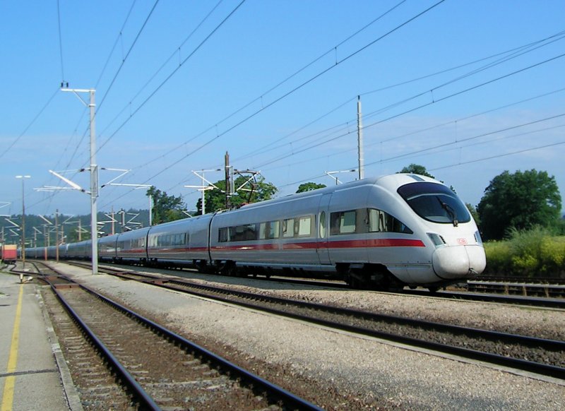 Die Doppelgarnitur des ICE560-260 rauscht bei Redl-Zipf ihren Zielen (Bregenz bzw.Mnchen ) entgegen; 090716