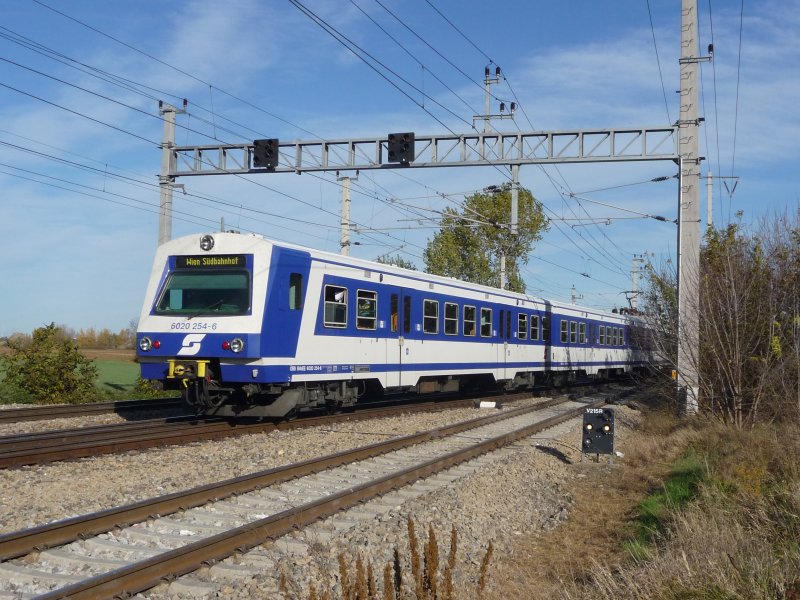 Die Doppelgarnitur mit den Triebwagen 4020 254 und 4020 207 wird kurz nach der Bahnhaltstelle Wien Leopoldau am 30.10.2008 gegen 14:50 Uhr fotografiert. (bitte um Kommentare)