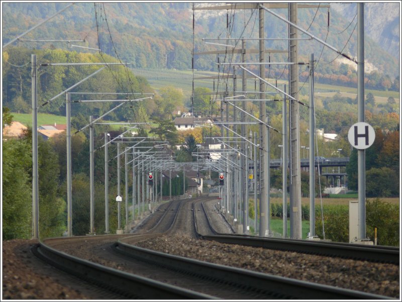 Die Doppelspur zwischen Bad Ragaz und Maienfeld sieht aus wie eine Achterbahn und die Strecke fllt hier nach berquerung des Rheins und der Autobahn wieder ab auf das Niveau der Talsohle.
(05.10.2007)