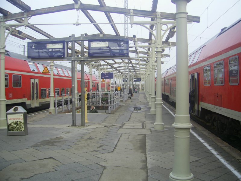 Die Doppelstockzge sind nach fast 10 Jahren DB 426/425 nach Stendal  zurckgekehrt und das im Stundentakt zwischen Wittenberge-Stendal-Magdeburg-SChnebeck(Elbe)-Salzelmen.

Deutlich ist auch zu erkennen, wie der Bahnsteig von Gleis 4 und 5 langsam restauriert wird. :-)