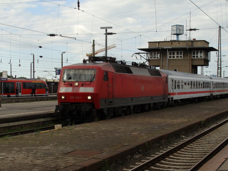 Die doppelte 120er (120 120-1) erreicht mit IC 1826 von Kln nach Leipzig ber Dortmund, Hannover, Magdeburg-Buckau am 29.05.2009 den Leipziger Hauptbahnhof auf Gleis 13
