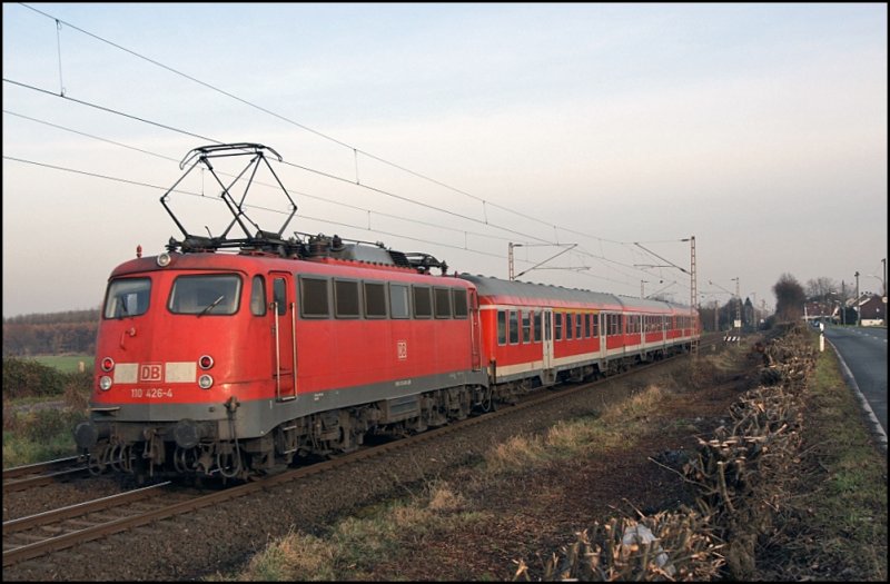 Die Dortmunder 110 426 (9180 6110 426-4 D-DB) schiebt eine RB59  HELLWEGBAHN  nach Soest. Nchster Halt ist Dortmund-Slde. (01.12.2008)