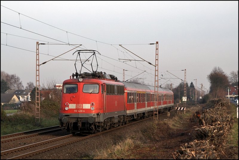 Die Dortmunder 110 426 (9180 6110 426-4 D-DB) schiebt eine RB59  HELLWEGBAHN  nach Soest. Nchster Halt ist Dortmund-Slde. (01.12.2008)


