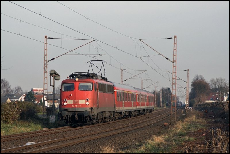 Die Dortmunder 110 457 (9180 6110 457-9 D-DB) ist zwischen Dortmund-Slde und Aplerbeck mit einer RB59  HELLWEGBAHN  unterwegs. Heute msste die Lok in Mnchen eine neue Heimat gefunden haben....