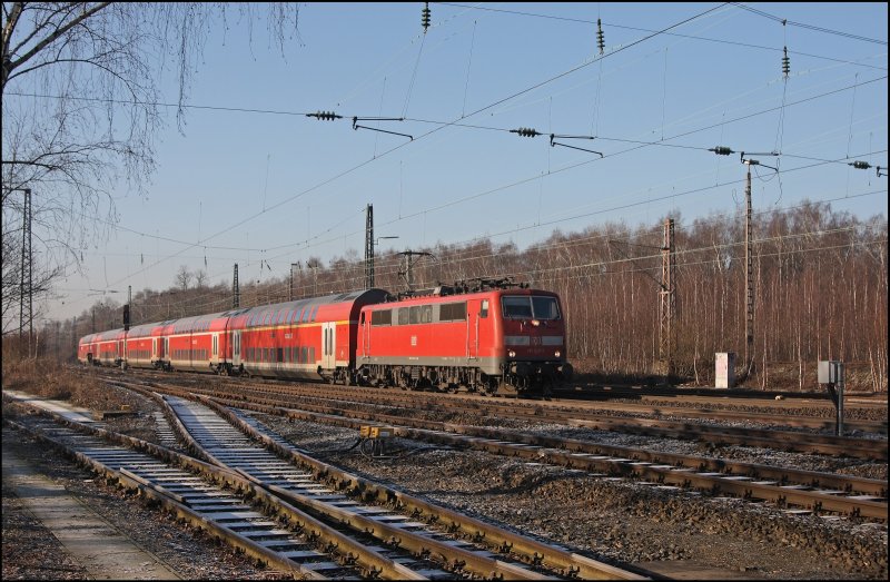 Die Dortmunder 111 127 (9180 6 111 127-7 D-DB) bringt bei Ehrenfeld den RE 4 (RE 4319)  Westfahlen-Express  von Dsseldorf Hbf nach Minden(Westf).
