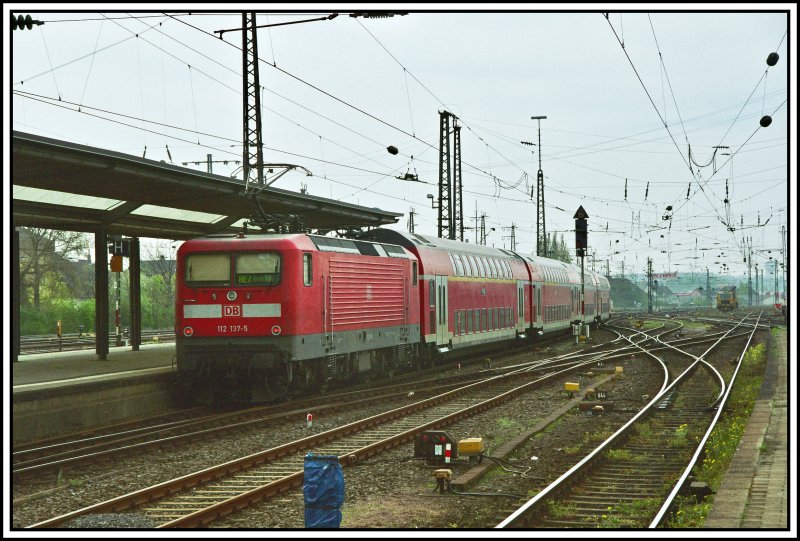 Die Dortmunder 112 137 schiebt den RE7  Rhein-Mnsterland-Express  von Mnster (Westf) nach Krefeld. Aufgenommen in Hamm (Westf) am 13.04.2007