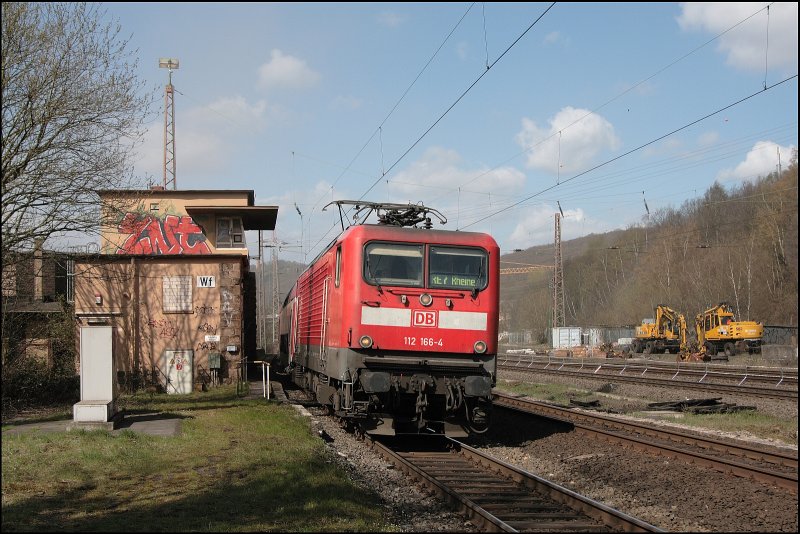 Die Dortmunder 112 164 legt sich mit dem RE7 (RE 29718)  Rhein-M�NSTERLAND-Express , von Krefeld Hbf nach Rheine, am ehemaligen Stellwerk Westhofen in die Kurve. (12.04.2008)
