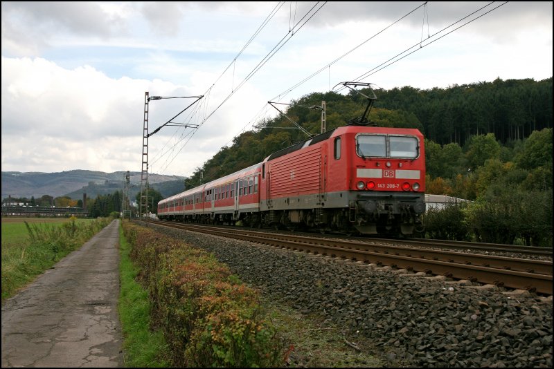 Die Dortmunder 143 208 schiebt die RB91 (RB 39173)  RUHR-SIEG-BAHN  nach Siegen. (30.09.07)