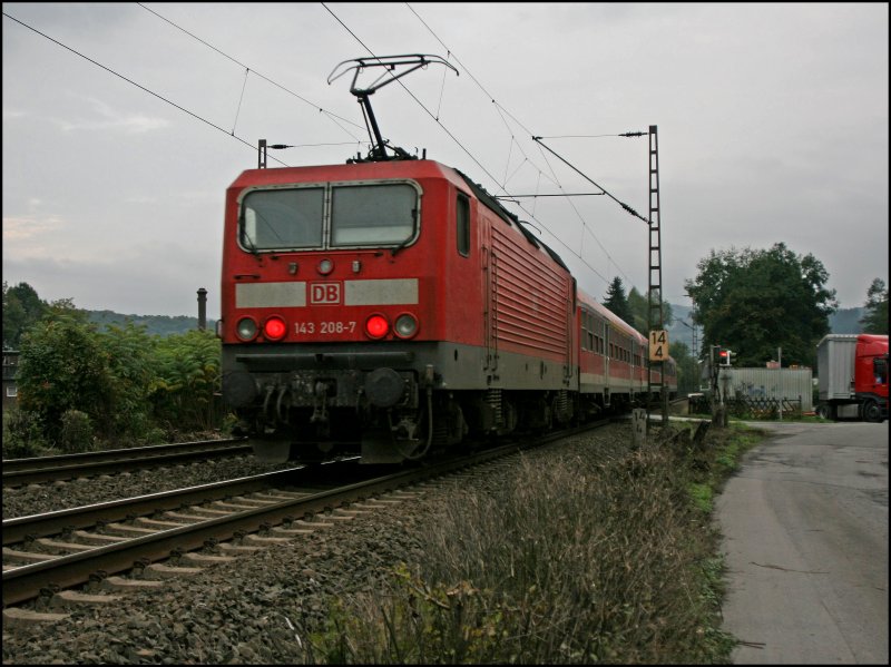 Die Dortmunder 143 208 schiebt die RB91 (RB 39177)  RUHR-SIEG-BAHN  von Hagen ber Finnentrop nach Siegen. (03.10.07)