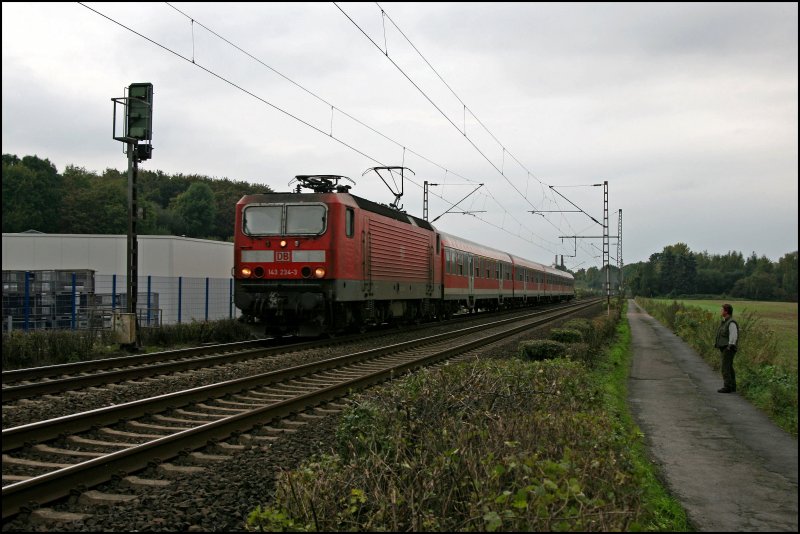 Die Dortmunder 143 234 ist mit der RB91 (RB 39173)  RUHR-SIEG-BAHN  auf dem Weg zurck nach Siegen. Hier bei Hohenlimburg am 03.10.07