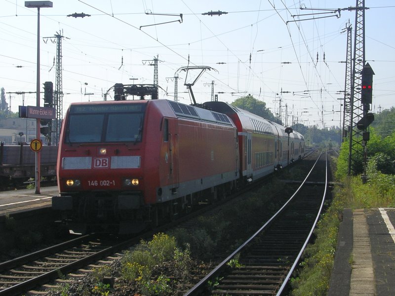 Die Dortmunder 146 002-1 mit RE2 aus Mnchengladbach nach Mnster
bei der Einfahrt in Wanne Eickel Hbf.(28.08.2008)