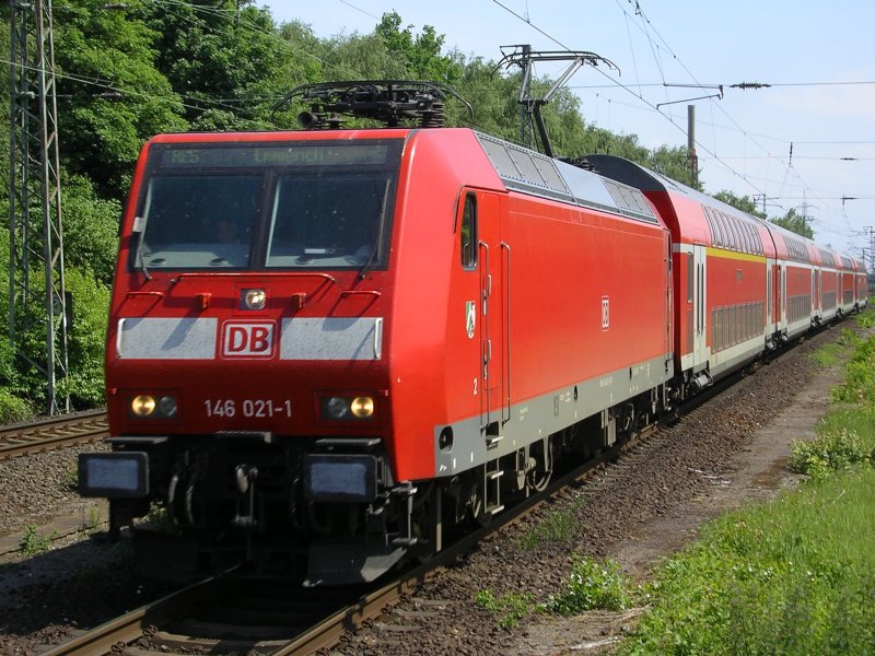 Die Dortmunder 146 021-1 mit RE 5 Duisburg - Emmerich in Dinslaken.(24.05.2008) 