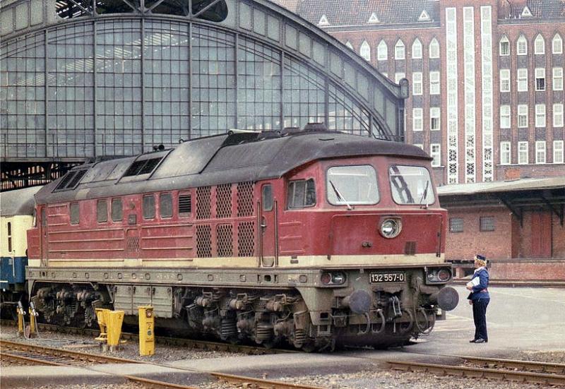 Die DR 132 557 (232) damals vom Bw Grlitz, ist gerade aus dem Bw Lbeck, vor einen Schnellzug nach Leipzig gefahren. Der Lokfher unterhlt sich gerade mit der Zugfhrerin von der DDR-Reichsbahn!
Aufn. etwa 1982.