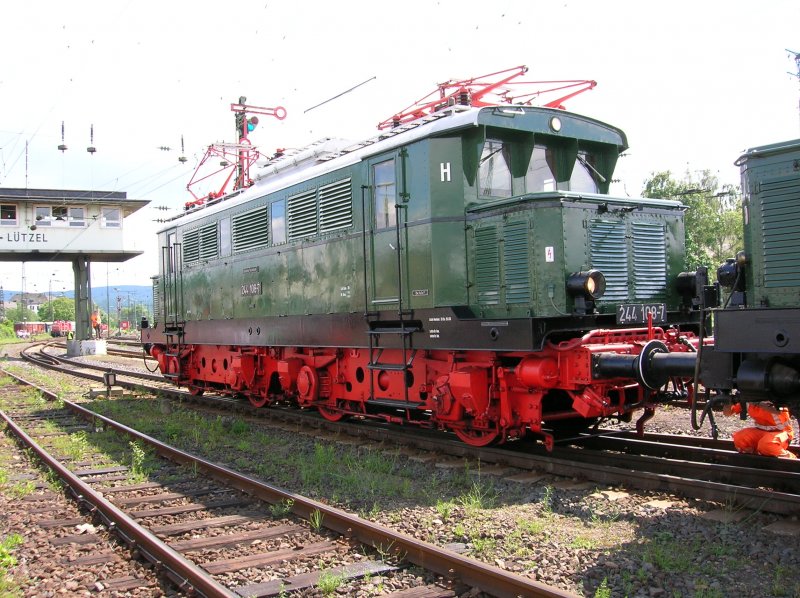 Die DR 244 (BR 144) aus Halle zu gast in Koblenz Ltzel. 