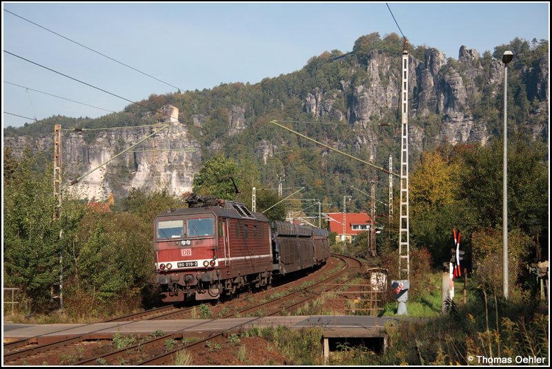 Die in DR-Lack verbliebene 180 019 ist am Morgen des 01.10.07 mit einem leeren Autozug nach Tschechien unterwegs. Hier am B in Rathen.