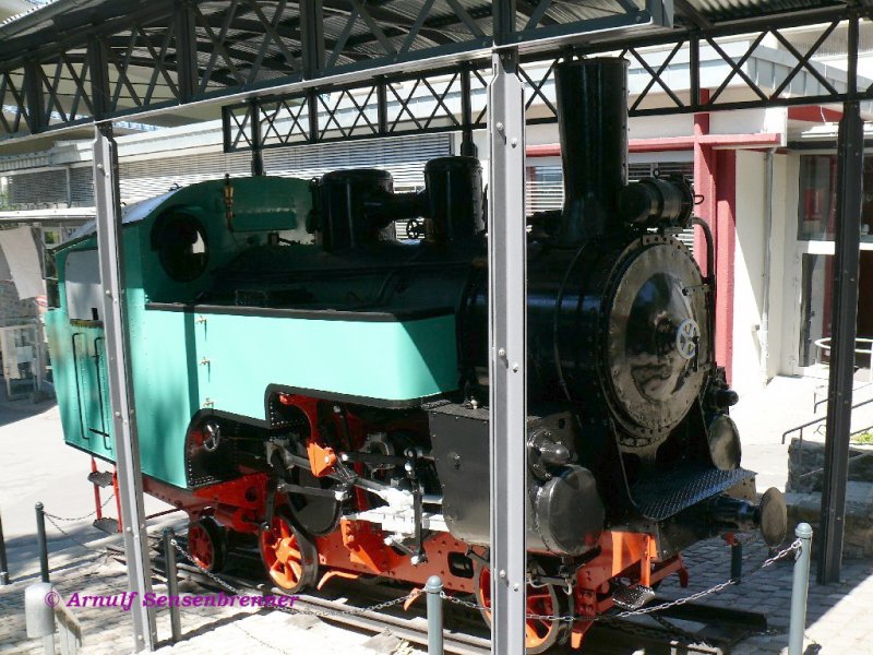 Die Drachenfelsbahn Dampflok Nr.2  (Baujahr 1927) steht als Denkmal vor der Talstation der Drachenfelsbahn in Knigswinter.
Diese lteste existierende deutsche Zahnradbahn ist im Jahr 2008 125 Jahre alt geworden.

01.07.2008 Knigswinter
