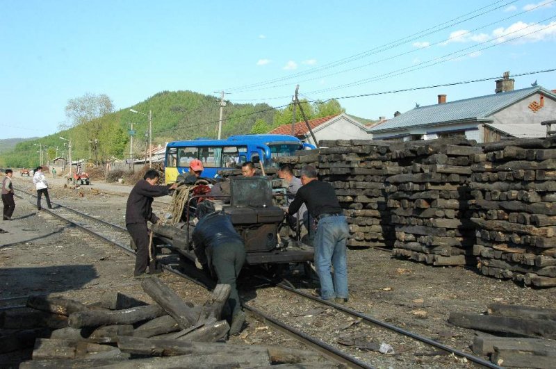 Die Draisine der Bahnmeisterei ist wieder in Tuoyaozi angekommen und wird weggestellt.